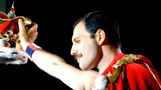 Astazi, celebrul artist Freddie Mercury ar fi implinit 72 de ani!