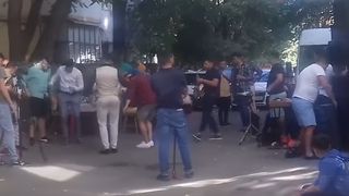 Petrecere de botez in strada, la Barlad. O familie de rromi a adus manelisti si a intins mesele intre blocuri