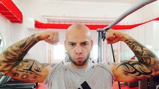 Giani Kirita a fost in pericol sa i se stearga tatuajele! Cornel Dinu l-a amenintat ca i le indeparteaza cu smirghelul!