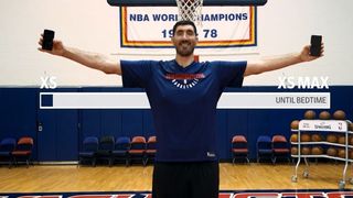 Ghita Muresan face reclama in SUA celui mai mare smartphone de pe piata! Cum arata telefonul in mainile uriasului de 2,31 metri!