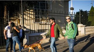 Cum s-a distrat un cuplu gay după referendum! Ce au făcut Victor si Alexandru în camera lor!