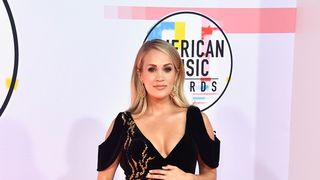 Unele dintre cele mai mari nume ale muzicii au incins, aseara, atmosfera pe covorul rosu, la gala premiilor muzicale americane.