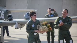 Căpitanul Oana Andreea Ardeleanu a devenit prima femeie-pilot instructor pe un avion echipat cu motor cu reacţie din cadrul Forţelor Aeriene Rom&acirc;ne
