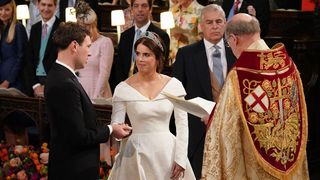 Imagini de la nunta regala de azi din Anglia! Printesa Eugenie a aratat fantastic in rochie de mireasa