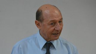 Elena Udrea este &icirc;nchisă in "penitenciarul groazei" şi se teme pentru viaţa ei, dar ce se &icirc;nt&acirc;mplă &icirc;n aceste momente cu Traian Băsescu? Fostul şef al statului a "&icirc;nflorit"!