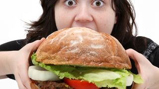 C&acirc;t de periculoasă este dependenţa de fast-food! Iată cele mai mari dezavantaje!