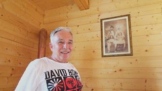 Cum arată sala de degustări de vin de la pensiunea lui Mugur Isărescu! Băutorii se delectează cu alcool şi muzică clasică!