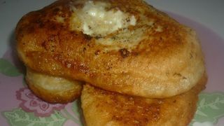 Reţetă de langoşi cu br&acirc;nză, sm&acirc;nt&acirc;nă şi usturoi ca la mama acasă! Te lingi pe degete!