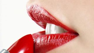 Ce ingrediente conţine rujul! Iată secretele industriei cosmetice