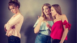 Invidia, cea mai nouă boală a rom&acirc;nilor! Este principala trăsătură naţională, urmată de naivitate