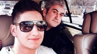 Fiul lui Gabriel Oprea se distrează cu lăutarii &icirc;n Poiana Braşov! Gabriel Jr l-a invitat pe acordeonist să ia loc la masa lui!