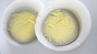 Motivul pentru care gălbenuşul oului fiert se &icirc;nverzeşte. &Icirc;l mai măn&acirc;nci?