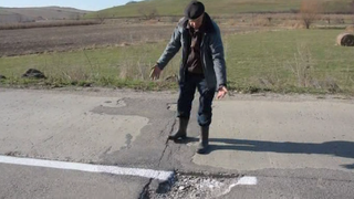 Priviţi şi vă minunaţi! Opera marca Dorel! Un muncitor a încurcat drumul pe care trebuia să-l marcheze şi a dat în gropi, la propriu