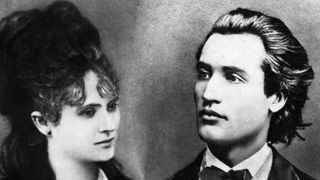 Ce &icirc;ngrijit este morm&acirc;ntul Veronicăi Micle de la Văratec! Locul de veci al muzei lui Eminescu este plin de flori, iar turiştii aprind mereu lum&acirc;nări şi candele FOTO