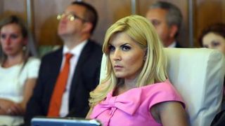 Elena Udrea a fost luată la mişto pentru că a v&acirc;ndut o maşină de lux pe un preţ de nimic: &ldquo;Dacă eşti &icirc;n căutare de oferte bune, ştii cu cine să vorbeşti&rdquo;