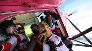 Elena Udrea a zburat cu paraşuta pentru a impresiona electoratul: &ldquo;Acceptă orice provocare!". Află c&acirc;nd s-a &icirc;nt&acirc;mplat asta