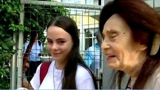 Câţi ani are de fapt Eliza Iliescu, deşi e elevă de liceu? Fata celei mai bătrâne mame a fost mereu cea mai mică de înălţime de la ea din clasă