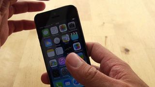 Uite ce se intampla daca iti speli smartphone-ul cu spirt! Te asteptai la asta?