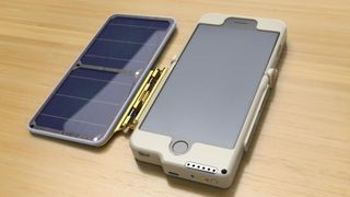 Un roman din Hunedoara a inventat husa care incarca telefonul mobil. ArKase ar putea ajunge pe piata in aceasta toamna