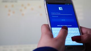 Facebook e pe cale sa stearga un album foto de pe profilul tau pentru a-si promova o noua aplicatie