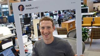 Este Mark Zuckerberg paranoic? O fotografie postata chiar de el pe Facebook dezvaluie un lucru extrem de interesant