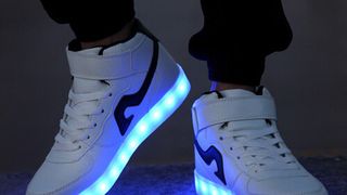 Toata lumea ii cumpara. Adidasii cu leduri, la mare cautare. Iata ce au inauntru. Videoclipul care arata secretul