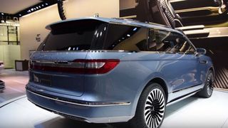 Asta e cel mai luxos SUV vazut vreodata. Portierele se deschid doar in sus si au trepte