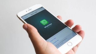 Folosesti WhatsApp? Mesajele pe care le trimiti nu se sterg niciodata chiar daca tu ai facut asta. Cum e posibil?
