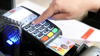 Asta e greseala pe care o faci constant atunci cand achiti cu cardul. Atentie, poate fi clonat! De ce trebuie sa te feresti!
