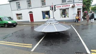 Un OZN a aterizat pe strazile unui orasel din Irlanda. Toata lumea s-a minunat cand a vazut aparitia. Ce este de fapt?