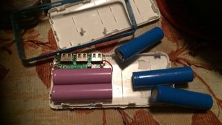 Baterie externa cumparata din China plina cu nisip. Nu-i de mirare ca aceasta nu incarca telefonul mobil