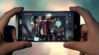 LG lansează primul smartphone cu Android 7.0 Nougat. Este echipat cu 2 ecrane, 2 camere si o baterie rezistenta