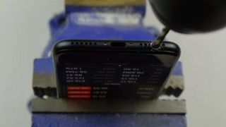 Mai multi posesori de iPhone 7 si-au distrus telefoanele dupa ce au urmarit acest videoclip: "A fost cea mai mare greseala din viata mea"