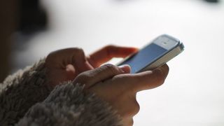 Apple, acuzata ca stocheaza istoricul convorbirilor utilizatorilor, fara acceptul acestora