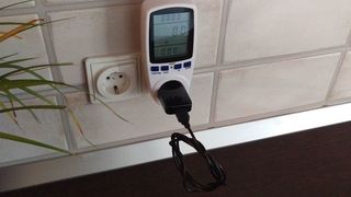 Ce se intampla cu incarcatorul tau daca il lasi in priza! Niciodata nu te-ai fi gandit la asta