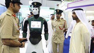 Primul robot politist patruleaza pe strazile din Dubai. A devenit o adevarata atractie turistica