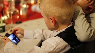 Drogul la care sunt expusi copiii, in fiecare zi. "Sa-i dai un smartphone unui copil e ca si cum i-ai oferi un gram de cocaina", spune un expert.