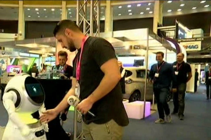 Pregatiti-va pentru invazia digitala! Ne vom incarca masinile la semafor, iar robotii ne vor intampina in orice institutie si ne vor pazi casele