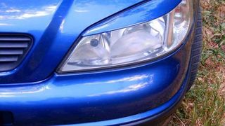 A pus pasta de dinti pe farul masinii, iar rezultatul este spectaculos