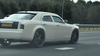 Ce a facut un barbat ca lumea sa creada ca are Rolls Royce - Ce masina se ascunde de fapt sub aceasta caroserie