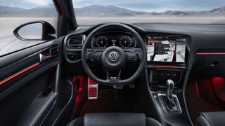 Volkswagen prezinta in noiembrie noul VW Golf 7 care va avea un interior modificat si motoare noi