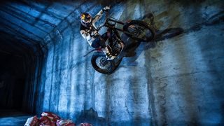 Motociclistul Julien Dupont a facut un moto-trial pe Magistrala 4 de metrou din Bucuresti. Imaginile care iti taie respiratia