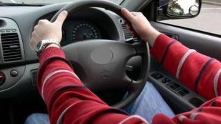 Proiect de lege: Soferii care conduc masini cu volanul pe partea dreapta, obligati sa faca cursuri suplimentare