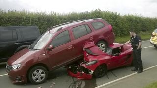 Accident spectaculos si ciudat in Marea Britanie. Un Lotus Elise nou-nout, distrus dupa un impact cu o Dacia Logan