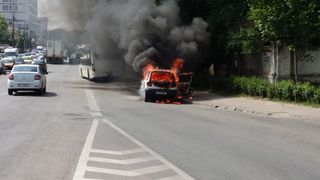 Masina cuprinsa de flacari pe drumul care leaga vama Cenad de Timisoara. Incendiul ar fi izbucnit de la o improvizatie de cabluri