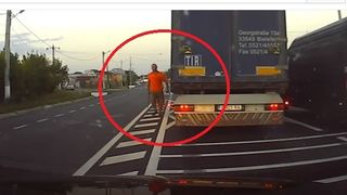 Imagini socante pe o sosea! Un TIR-ist din Romania s-a dat jos cu bata la un alt sofer. Ce s-a intamplat apoi