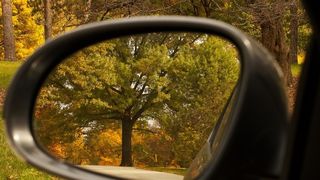 8 lucruri pe care trebuie sa le facem la masina cand incepe toamna