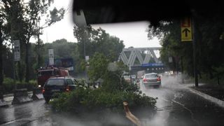 Cum procedam daca ne prinde furtuna in masina! Informatiile care v-ar putea salva viata