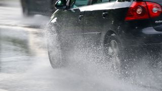 Cum sa conducem in siguranta pe vreme rea si de ce cauciucurile de iarna trebuie montate chiar si daca nu ninge