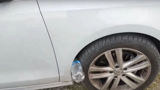 Noua metoda a hotilor! Aveti mare grija daca gasiti o sticla infipta intre roata de la masina si aripa!